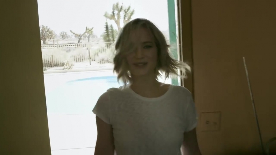 Jennifer_Lawrence_s_Awkward_Interview___Vogue_005.jpg