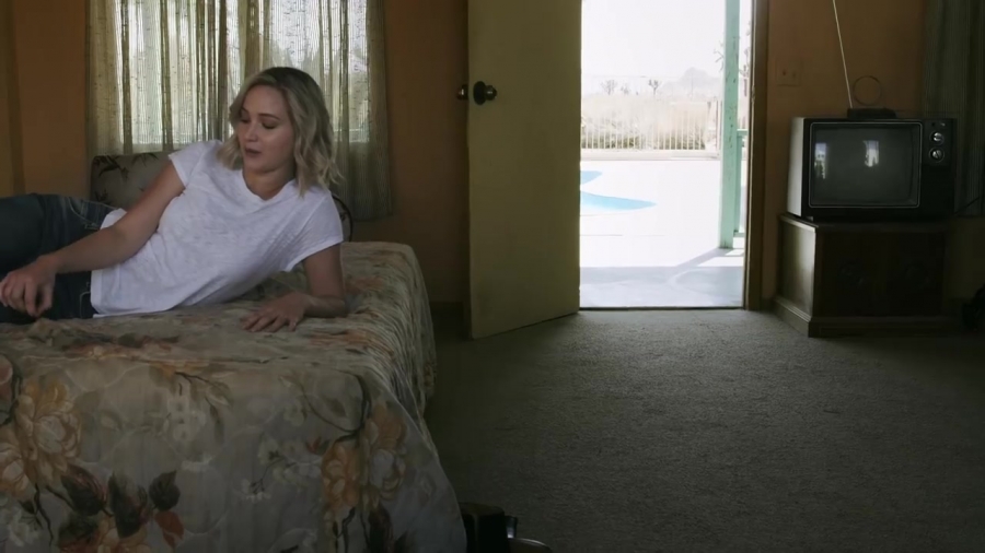 Jennifer_Lawrence_s_Awkward_Interview___Vogue_063.jpg